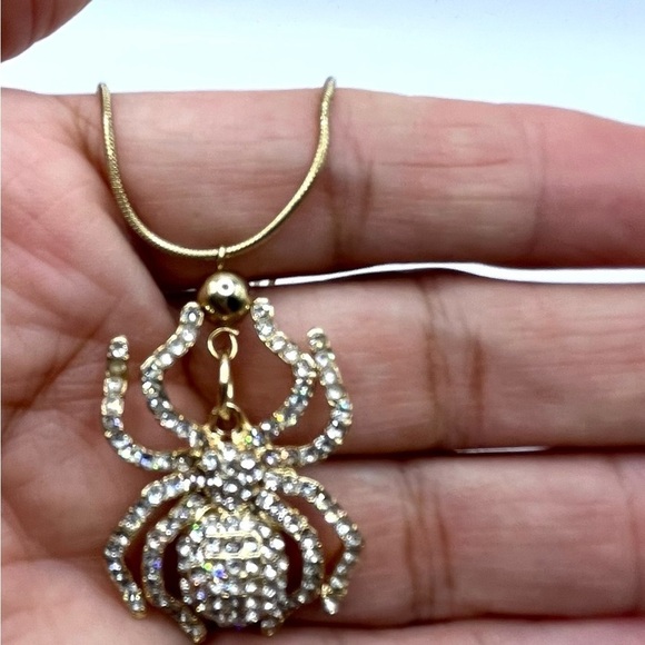 Spider Pendant Gold Tone with Rhinestones. Sparkling Necklace 🕷️ Halloween - Picture 6 of 10